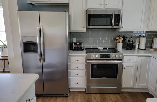 Hardy House | Quiet Lakefront, Family Friendly, Kayaks, Boat Slip & Linens Included!