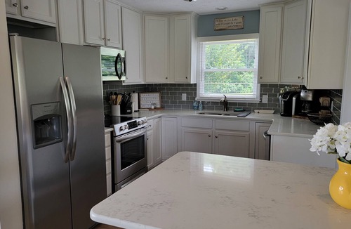 Hardy House | Quiet Lakefront, Family Friendly, Kayaks, Boat Slip & Linens Included!