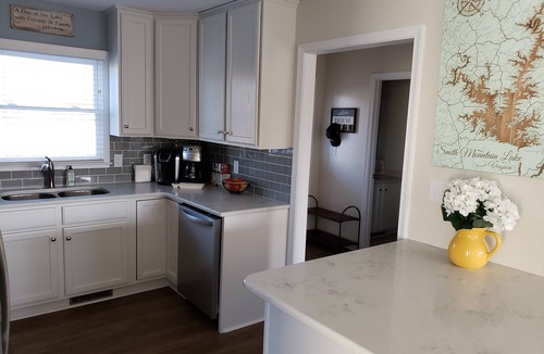 Hardy House | Quiet Lakefront, Family Friendly, Kayaks, Boat Slip & Linens Included!