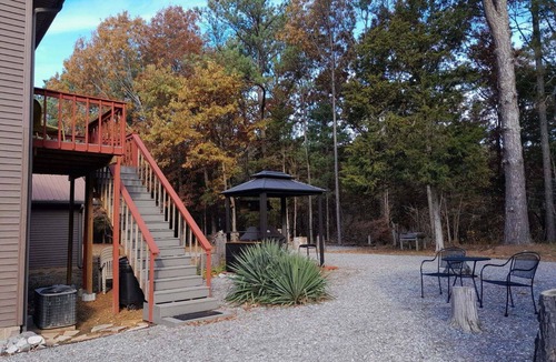 Gilbertsville Apartment | Quiet Loft Apartment 1 Mile from Kentucky Lake. A great fisherman's retreat.
