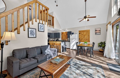 Mount Jackson Ski Chalet | Quiet Loft Chalet near Bryce w/Hot Tub & Fire Pit