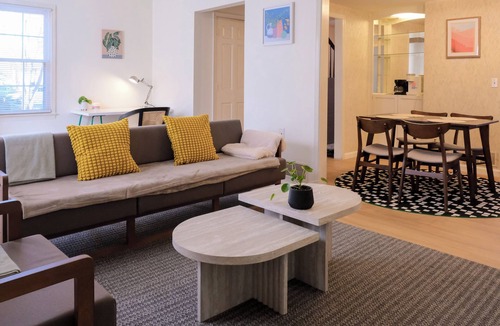 Winston - Salem House | Quiet & Modern. Close to WFU-Reynolda. Patio Fenced.
