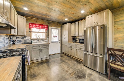 Benton House | Quiet + Peaceful Vacation Rental Home in Benton!