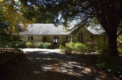 Saluda House | Quiet, Renovated Mountain View Escape with 40+ private acres - 3 miles from town