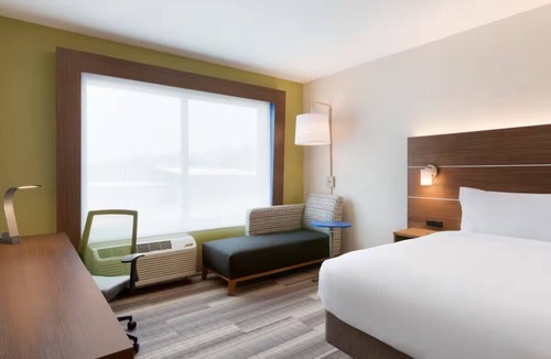 Roselawn Finance Hotel | Quiet Retreat w/Breakfast & Free Parking Perfect for Recharging Your Energy