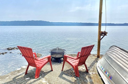 Brinnon Cottage | Quiet Waterfront Oasis with private beach