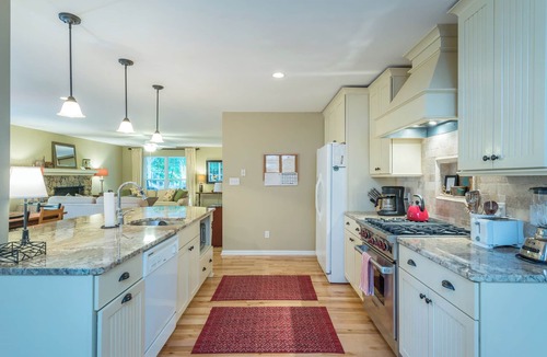 Montreat House | Quillan's End | Cozy & Modern Montreat Cottage with Fire Pit