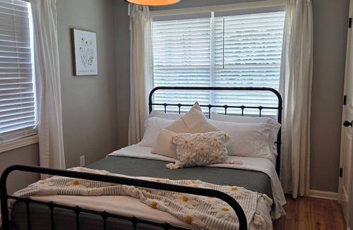 Groveoak House | Quite, cozy farmhouse in the country near Albertville,