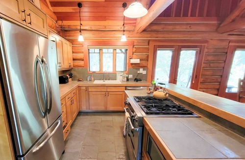 Mazama Cabin | Rainbow Lodge - exceptional lakeside log home