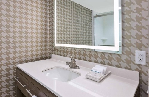 Wilmington Hotel | Rare Find! 2 Units w/FREE Breakfast, Outdoor Pool, Close to Wrightsville Beach!