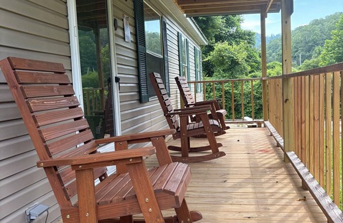 Omar House | RARE FIND Hatfield and McCoy Hideaway. Five minutes from H&M cemetery/trail
