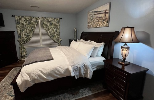 Versailles House | Raven Fox Farm-Country Charm! 5 BR Only 8 miles from Keeneland and BG Airport