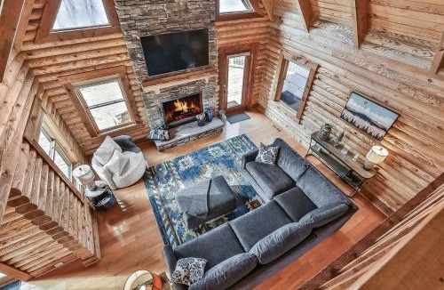 Shelbyville Villa | Rec Farm-Log Cabin on Farm, Lake, Hot Tub,Arcade, Pickleball