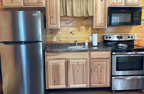 Oneida Cottage | Red Cozy Cottage 1-bedroom cottage in charming Oneida, TN