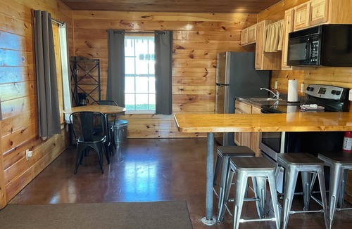 Oneida Cottage | Red Cozy Cottage 1-bedroom cottage in charming Oneida, TN