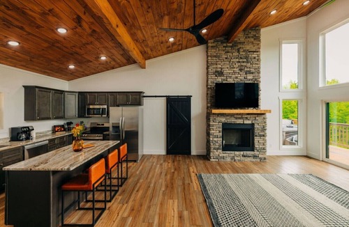 Rogers Cabin | Red River Gorge Cabin: Hot Tub, Fireplace + Deck
