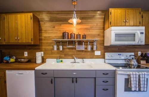 Stanley House | Red Roof mountain cabin with Hot Tub, Starlink & Whole-house Generator