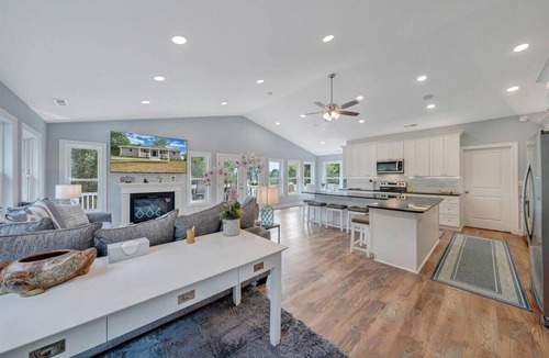 Goodview House | Relax at Dock Holiday on Smith Mountain Lake