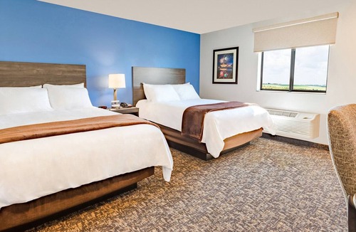 Plainfield Hotel | Relax in a Fully Equipped Room Near Perry Crossing Shops