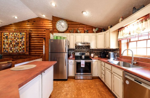 Lovingston Cabin | Relax in Nature's Beauty: Private Log Cabin w/two Spacious, Open Living Areas