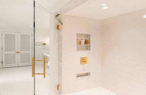 Irvington Hotel | Relax & Recharge in 2 Vista Suites! Seasonal Pool, Courtyard + Free Parking!