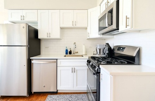 Des Plaines Apartment | Relaxing 2BR Retreat w/Parking Near O’Hare