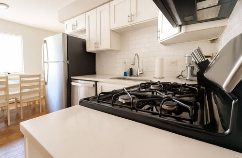 Des Plaines Apartment | Relaxing 2BR Retreat w/Parking Near O’Hare