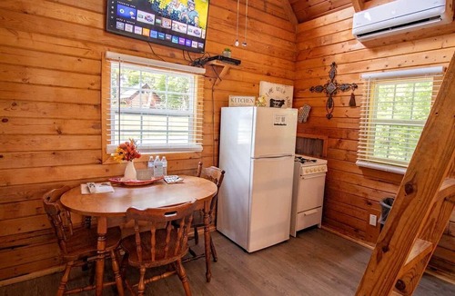 Columbia Cabin | Relaxing and Inviting Log Cabin with Loft in Columbia, Kentucky, Near Several Universities