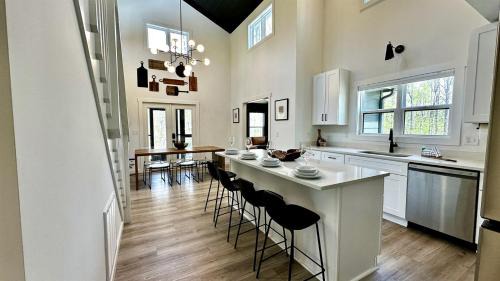 Monteagle House | Relaxing Cabin Nestled Amidst Trees and Fire Pit Provided in Monteagle, Tennessee