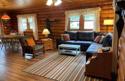 Gnaw Bone House | Relaxing Family Cabin with Pool &Hot Tub! Sleeps 5!
