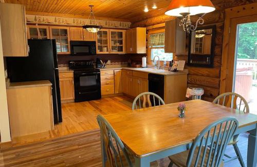 Gnaw Bone House | Relaxing Family Cabin with Pool &Hot Tub! Sleeps 5!