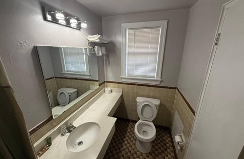 Danville Hotel | Relaxing Stay Near Ballou Park Trails – Pets OK, Free Parking, King Comfort
