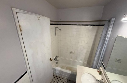 Danville Hotel | Relaxing Stay Near Ballou Park Trails – Pets OK, Free Parking, King Comfort