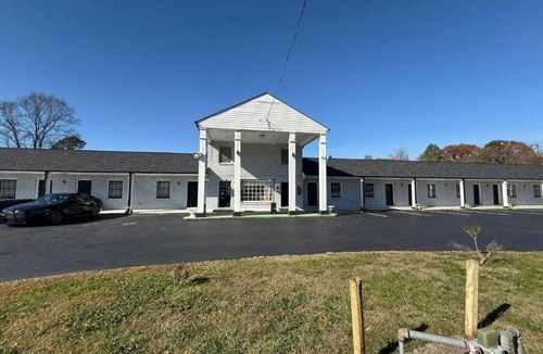 Danville Hotel | Relaxing Stay Near Ballou Park Trails – Pets OK, Free Parking, King Comfort