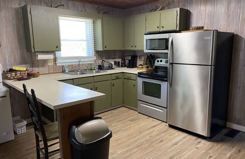 Elberton House | Remodeled cabin - minutes from boat ramps & lake fishing!