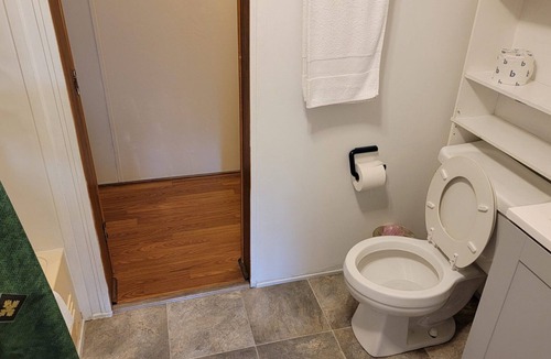 Benton Apartment | Remodeled Cottage 3 at the King Creek Lodge and Marina