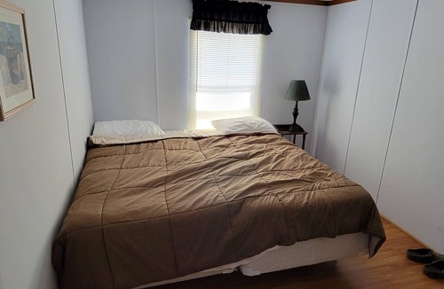 Benton Apartment | Remodeled Cottage 4 at the King Creek Lodge and Marina