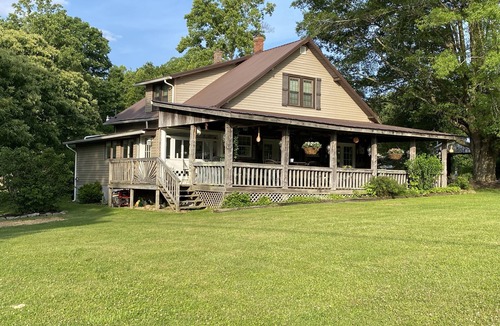 Lerona House | Renovated farmhouse - Mercer/Summer County
