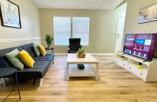 Acton House | *RENT 2 HOMES* 6 Bedrooms, 3.5ba, Sleeps 18!