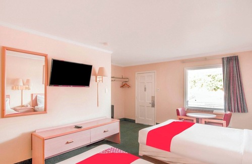 Durham Hotel | Restful Suburban Spot w/Full Beds + Parking Near Tobacco Campus