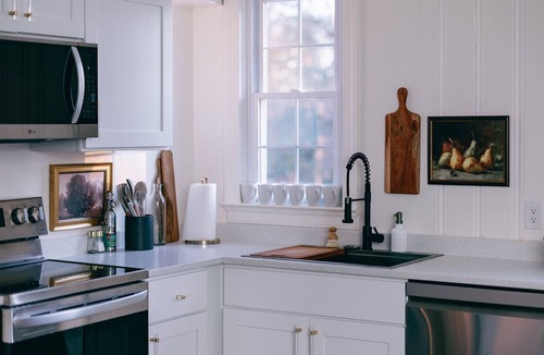 Tappahannock Apartment | Restored 1960s Motel, Luxe 3 Bedroom Suite, Woodland Retreat