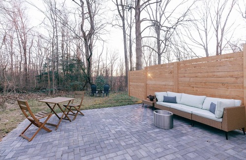 Tappahannock Apartment | Restored 1960s Motel, Luxe Studio Suite, Woodland Retreat