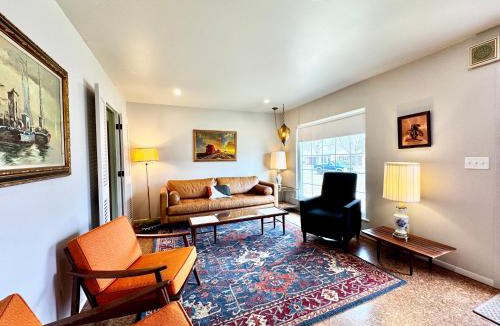 Van Wert House | Retro Refuge On Woodstock Dr