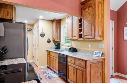 Jamestown House | Riders Retreat horse, dog friendly. Direct access to trails hiking and riding.