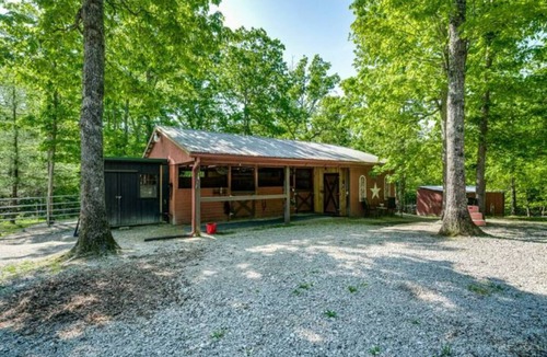 Jamestown House | Riders Retreat horse, dog friendly. Direct access to trails hiking and riding.