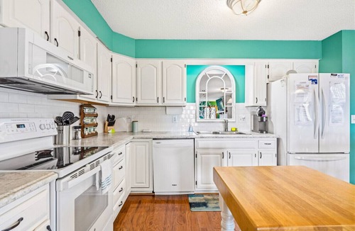 La Follette Condo | Ridge/Lake Views, Private Hot Tub, Pet-Friendly, Walkout to Yard, Covered Porch