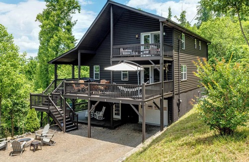 Burnsville Cabin | Ridgeview Lodge: Groups, Hot Tub, Arcade, Best Views with EV charger