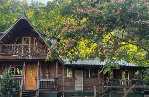 Strange Creek Cabin | River Front Bunkhouse. Starlink Elk River Outpost - Trail