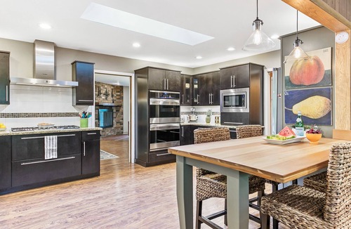 Pullman House | River front home/Game room/Cable/Grill/Fire Pit/Tennis Court/Wifi/AC