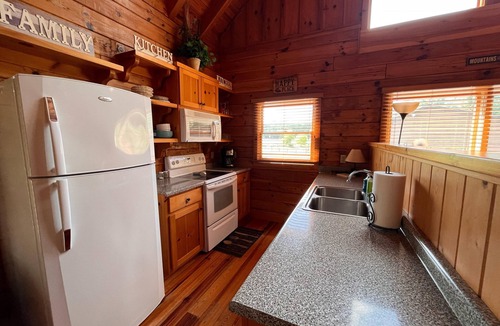 Choestoe Cabin | River Front Log Cabin- Hot Tub-Tubing on the River, Pet Friendly.